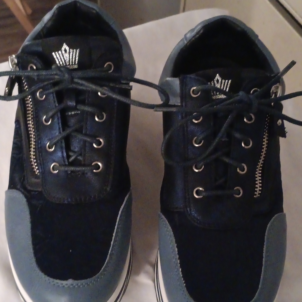 Two toned woman tennis shoes